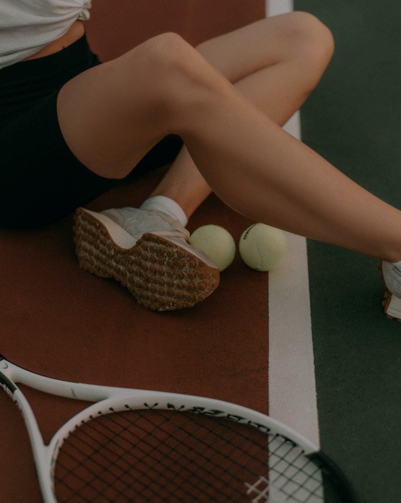 tennis player sitting on court
